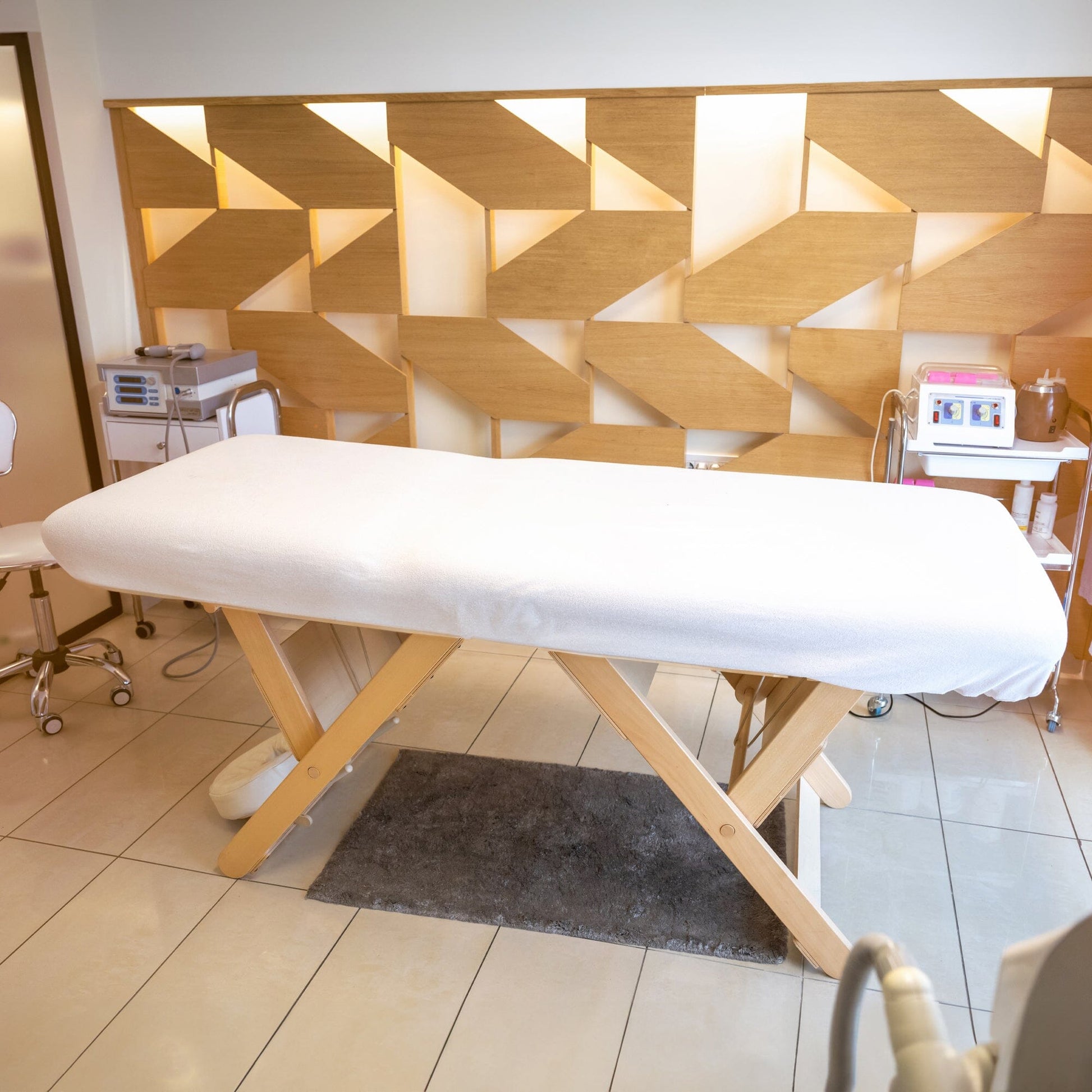 Massage bed with white couch cover in a spa salon