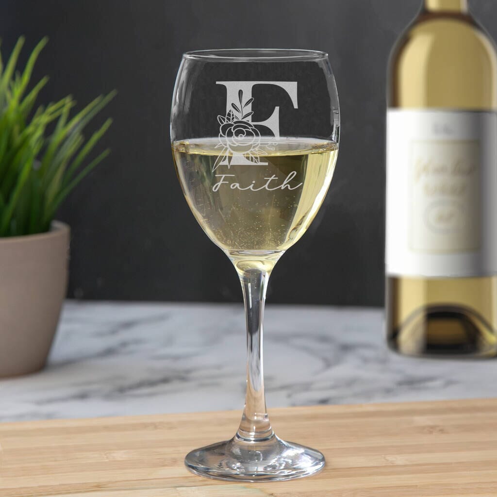 engraved-initial-design-wine-glass